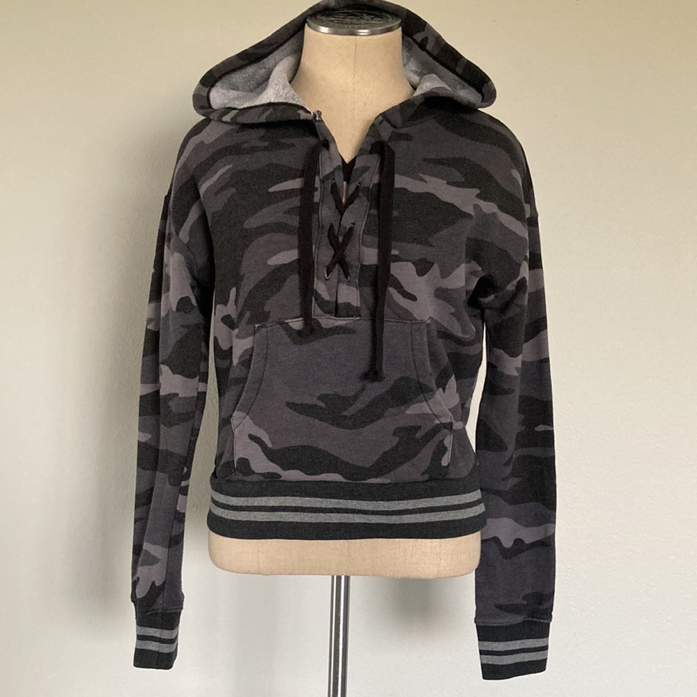 Aero, lace up camo hoodie, ribbed knit, trim, S